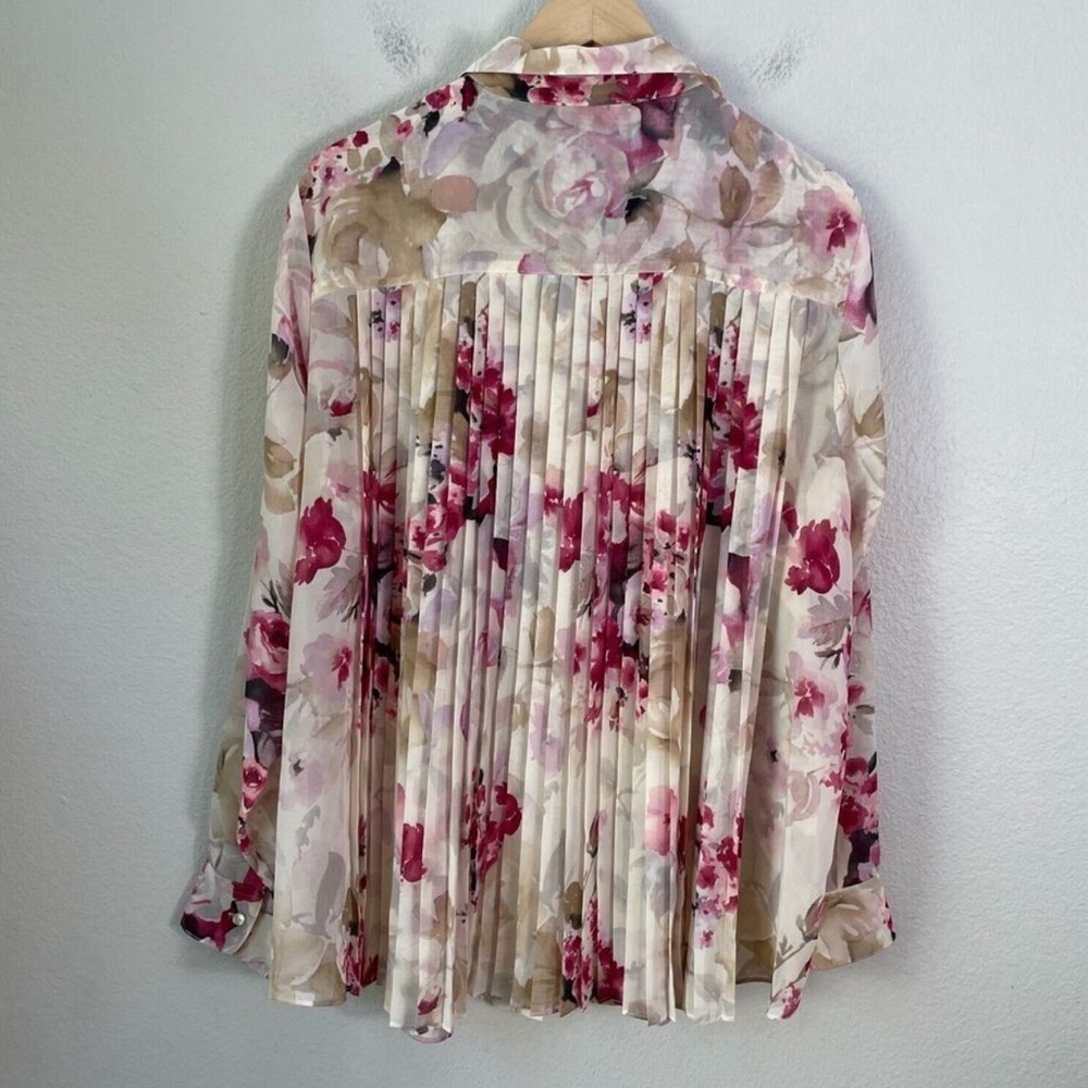 🛍️Chaps Beautiful floral blouse with button front Size X-LARGE excellent.